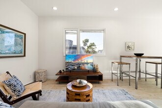 831 Dickson St in Marina Del Rey, CA - Building Photo - Building Photo