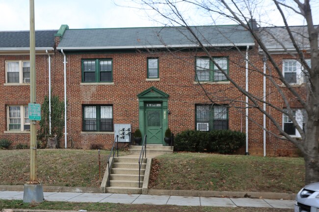 1810 C St SE in Washington, DC - Building Photo - Building Photo