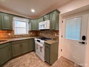 365 Grove St in Perth Amboy, NJ - Foto de edificio - Building Photo