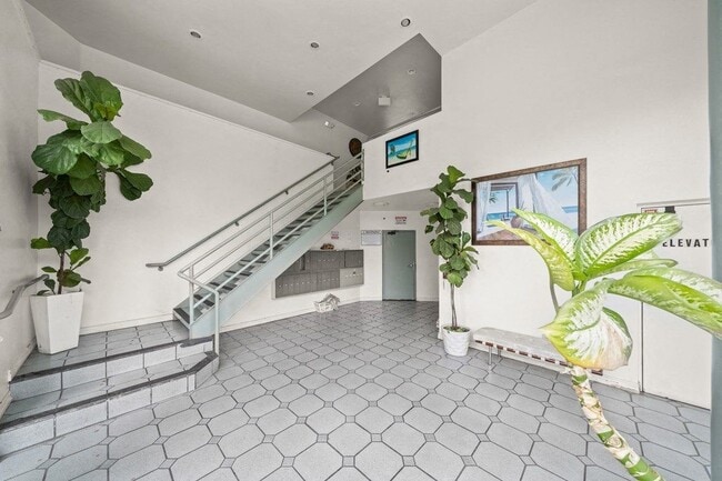 730 Pine Ave. in Long Beach, CA - Foto de edificio - Building Photo