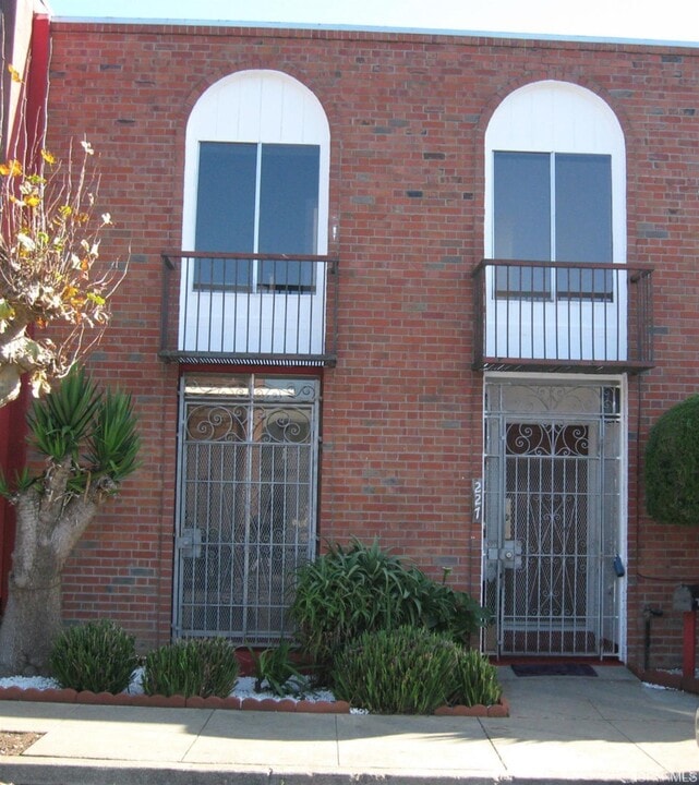 227 Argonaut Ave in San Francisco, CA - Building Photo