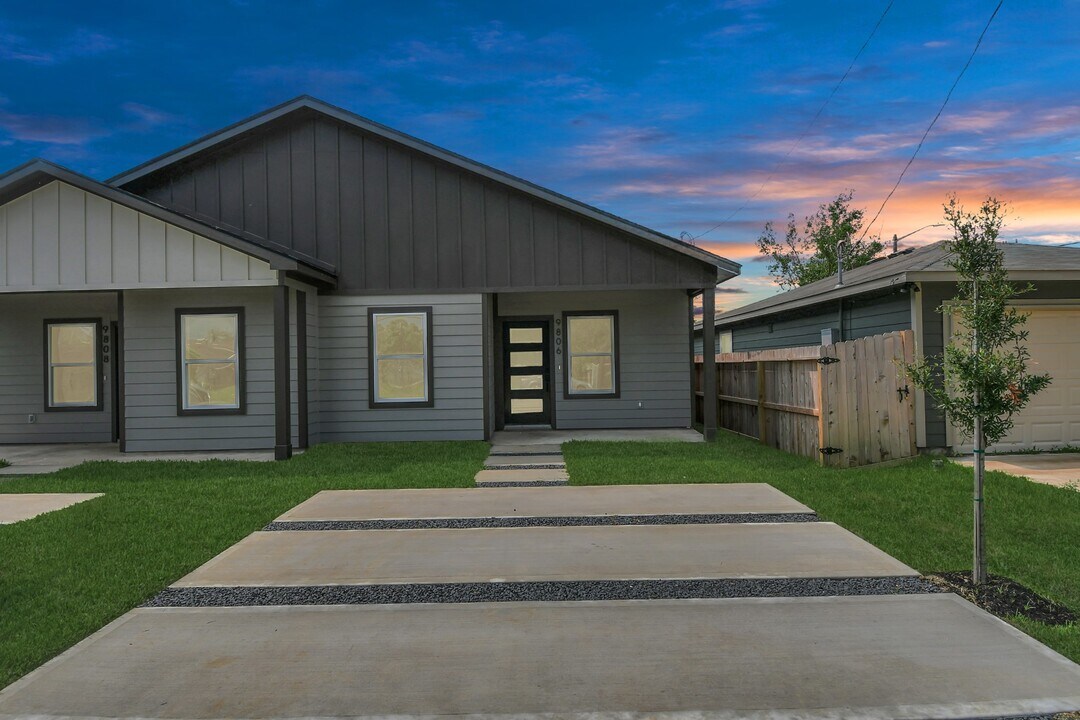 9808 Nedwald St in Houston, TX - Foto de edificio