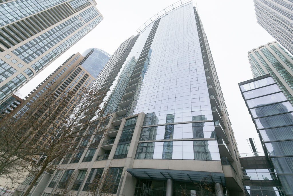 201 N Westshore Dr, Unit E06P in Chicago, IL - Foto de edificio