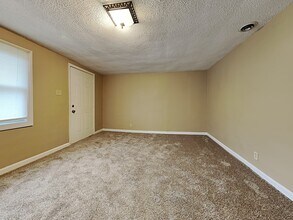 812 W Smith Valley Rd in Greenwood, IN - Foto de edificio - Building Photo