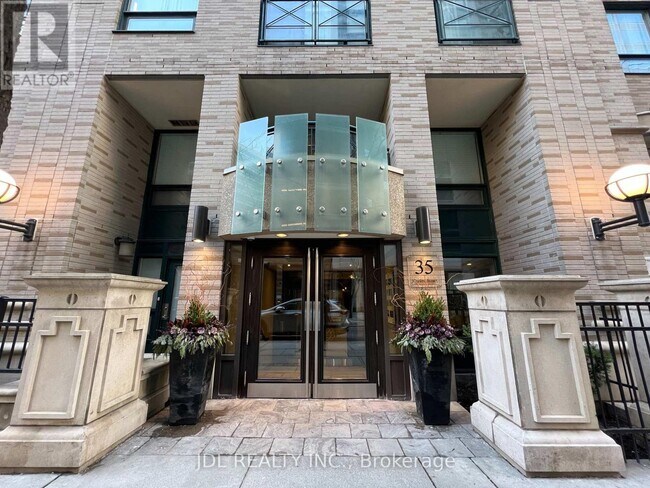 35-935 Hayden St in Toronto, ON - Building Photo - Building Photo