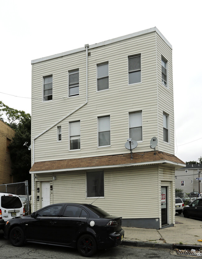 11-13 Washington Ave in Paterson, NJ - Foto de edificio - Building Photo