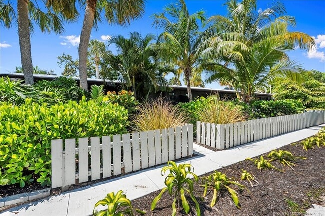 2563 NE Palm Ave in Jensen Beach, FL - Building Photo - Building Photo