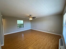 701 W Sycamore St, Unit 102 in Denton, TX - Building Photo