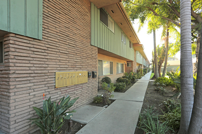 Char-Belle Apartments in Bellflower, CA - Building Photo - Building Photo