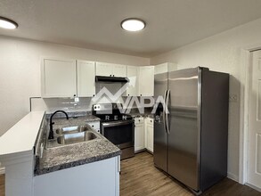 551 Bertetti Dr in San Antonio, TX - Building Photo - Building Photo