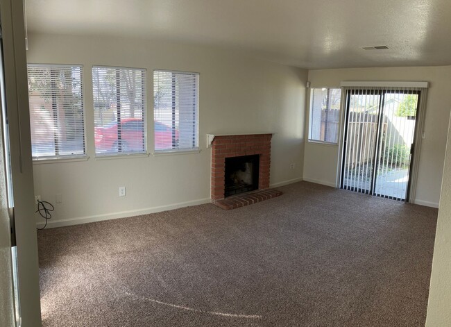 1244 W Roseburg Ave in Modesto, CA - Building Photo - Building Photo