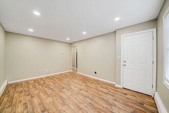 130 5th Ave, Unit 1 in Bay Shore, NY - Building Photo - Building Photo