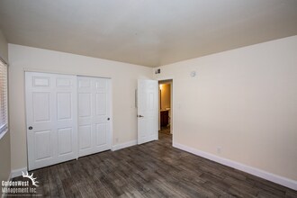 4921 River Glen Dr in Las Vegas, NV - Building Photo - Building Photo