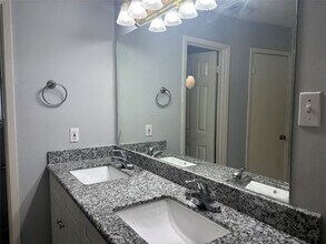 402 Oak Harbor Dr in Houston, TX - Building Photo - Building Photo