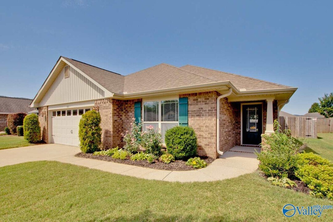 5010 Montauk Trail SE in Owens Cross Roads, AL - Building Photo