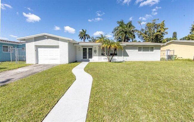 475 NE 142nd St in North Miami, FL - Building Photo - Building Photo