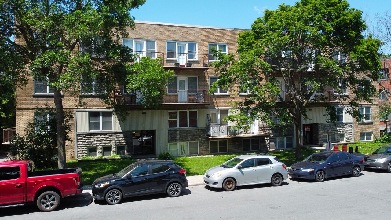 5860 Decelles Pl in Montréal, QC - Building Photo