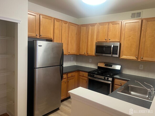 2 Samuel Cir in Sayreville, NJ - Building Photo - Building Photo