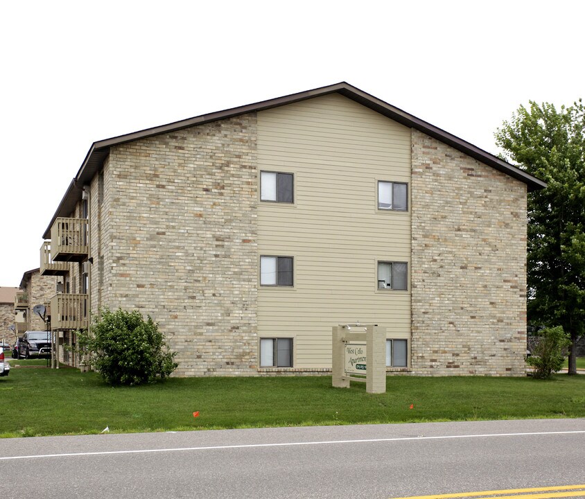 917 Golf Course Rd in Monticello, MN - Foto de edificio