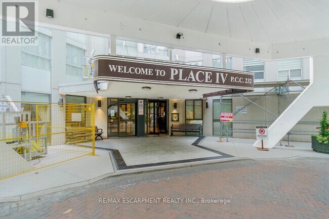 3650 Kaneff Crescent in Mississauga, ON - Building Photo - Building Photo