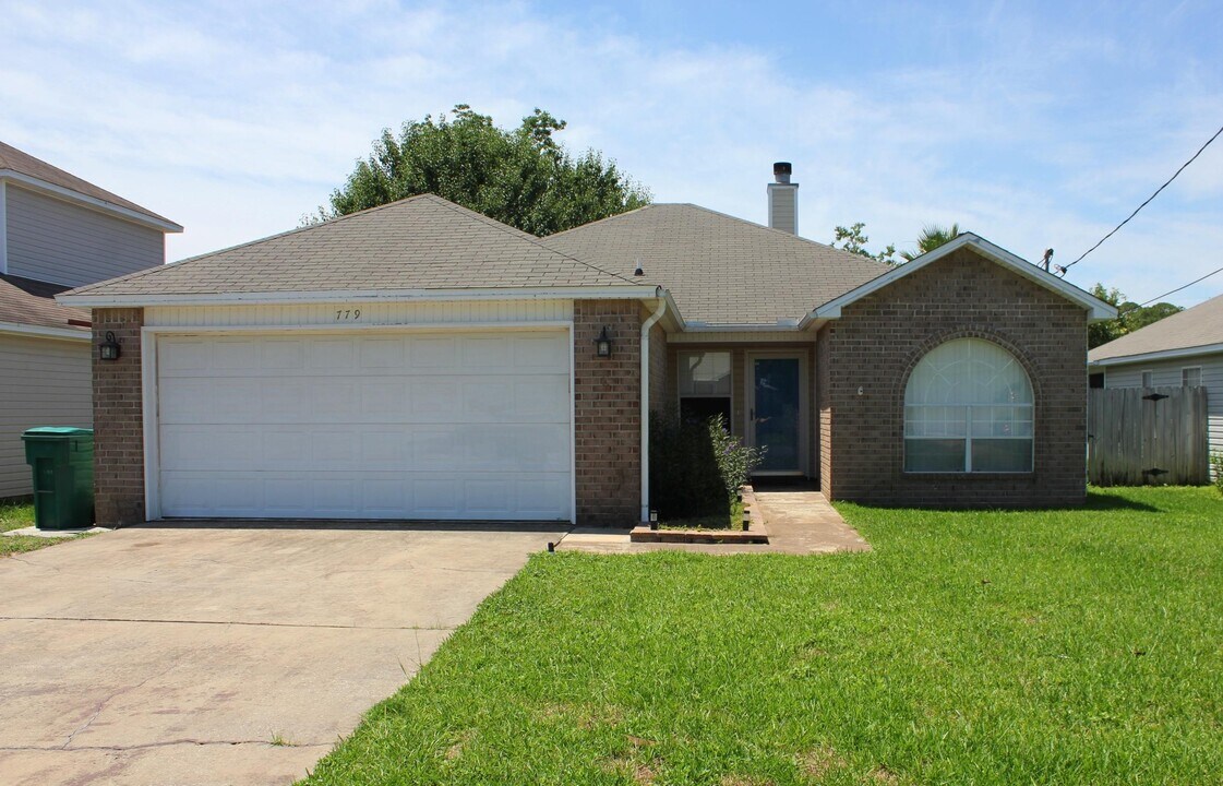 779 Pearl Sand Dr in Mary Esther, FL - Building Photo
