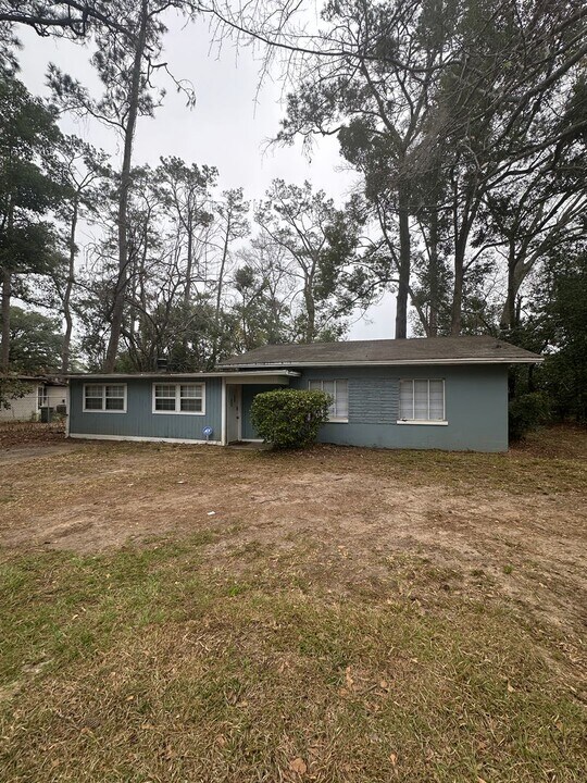 2046 Belle Vue Way in Tallahassee, FL - Building Photo