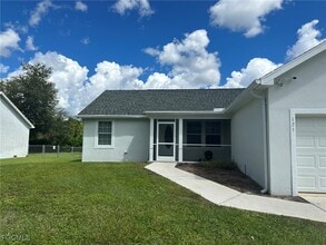 121 NE 11th Pl in Cape Coral, FL - Building Photo - Building Photo