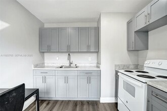 3633 SW 12th Ct in Fort Lauderdale, FL - Foto de edificio - Building Photo