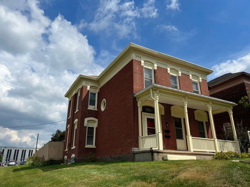 528 N 8th St in Quincy, IL - Building Photo