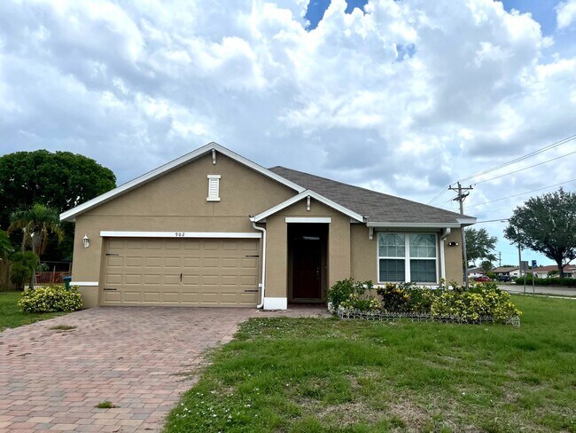 902 SE 31st Terrace in Cape Coral, FL - Building Photo - Building Photo