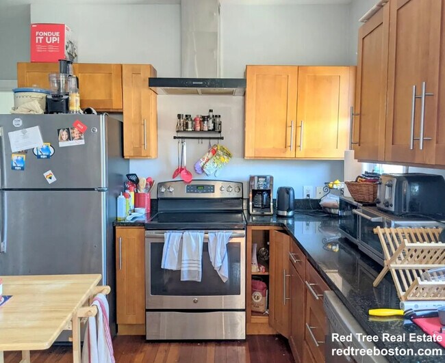 41 Belknap St, Unit 2 in Somerville, MA - Building Photo - Building Photo