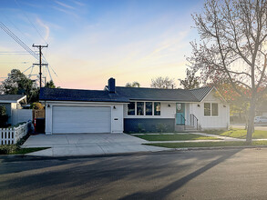 359 Nassau Rd in Costa Mesa, CA - Building Photo - Building Photo