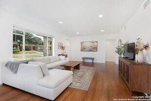 534 Cosgrove St in San Antonio, TX - Building Photo