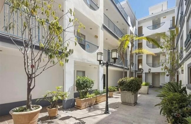 property at 1621 Barry Ave
