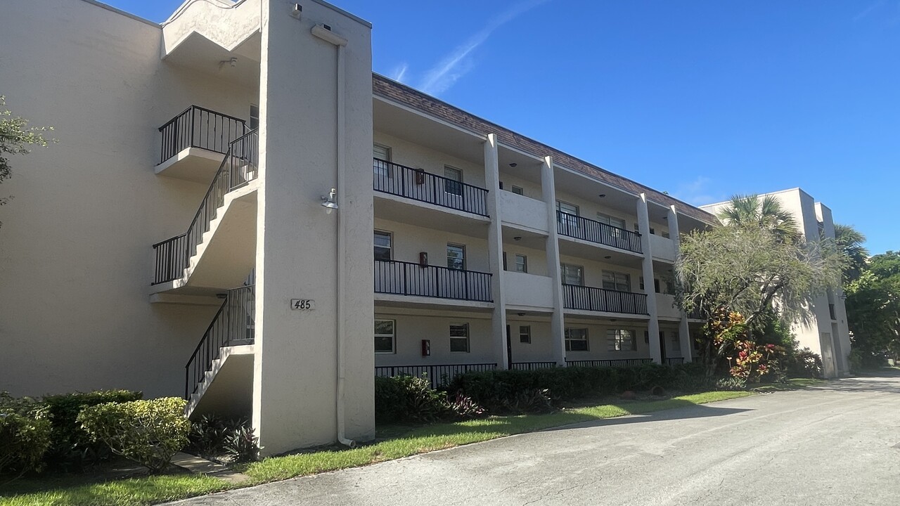 485 N Pine Island Rd, Unit A101 in Plantation, FL - Foto de edificio