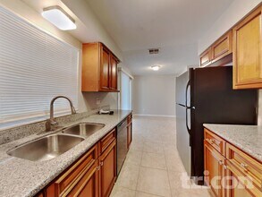 1002 Saxon Ct in Brandon, FL - Building Photo - Building Photo