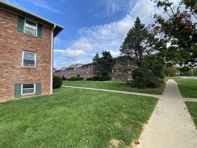 Kingston Manor in Bloomington, IN - Foto de edificio - Building Photo