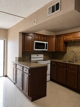 5929 SW 36th Ct in Davie, FL - Foto de edificio - Building Photo