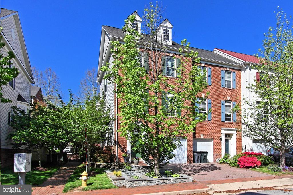 5120 Grimm Dr in Alexandria, VA - Building Photo