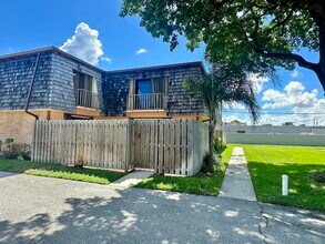 63 Lake Arbor Dr in Palm Springs, FL - Building Photo - Building Photo