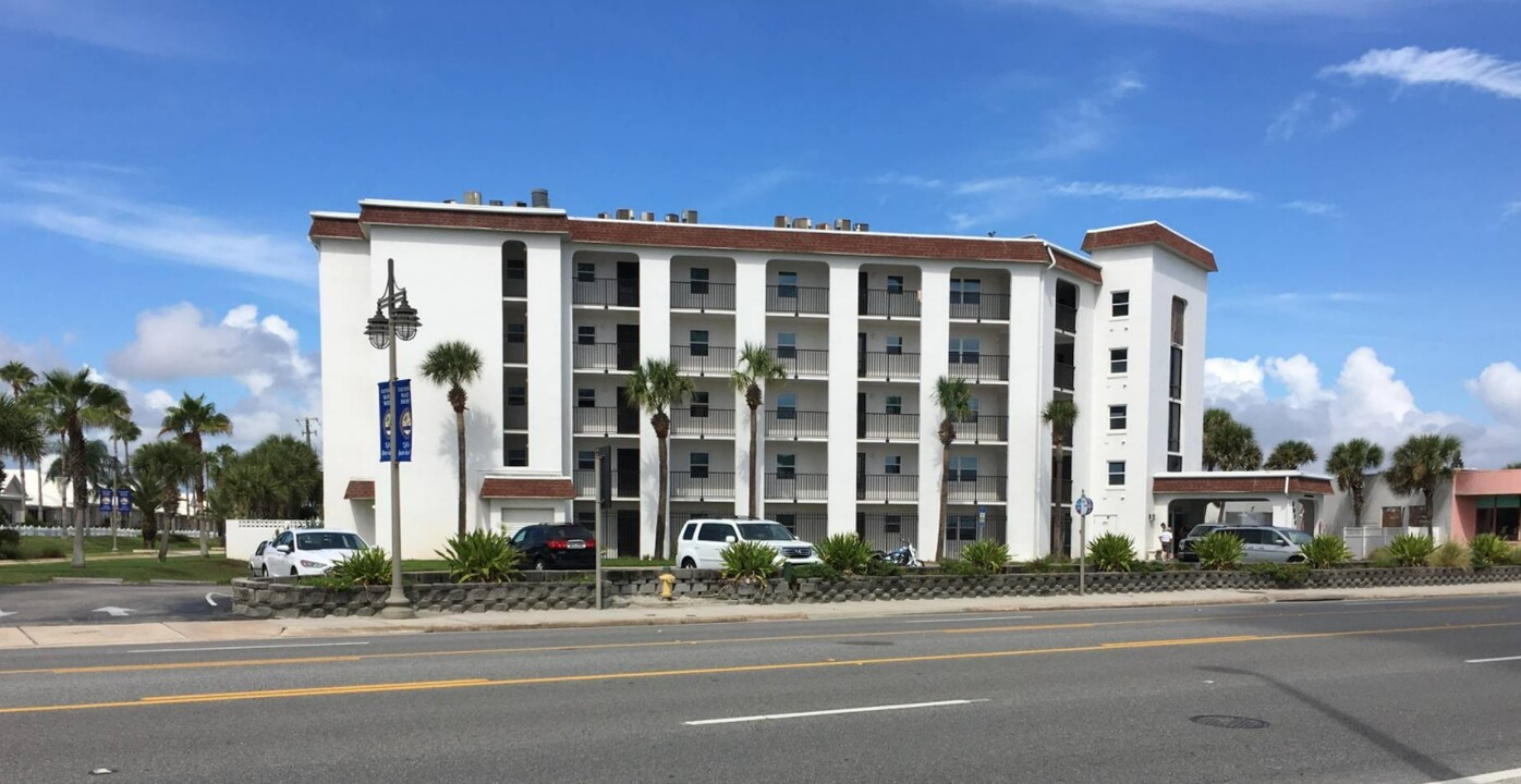 2626 S Atlantic Ave in Daytona Beach, FL - Foto de edificio