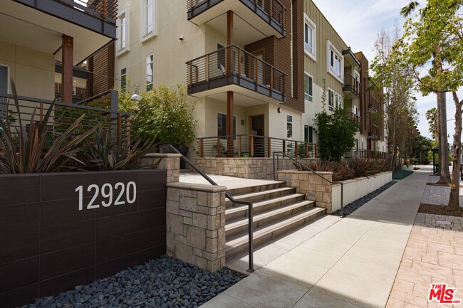 12920 W Runway Rd in Los Angeles, CA - Building Photo - Building Photo