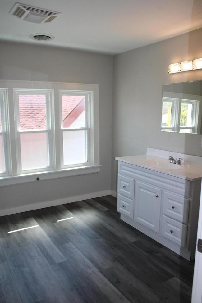 property at 2909 N Farwell Ave