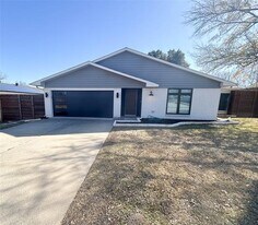 3016 Oakridge Dr in Bedford, TX - Building Photo