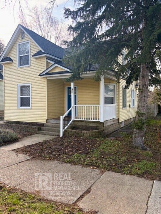 88 E 18th St in Holland, MI - Building Photo