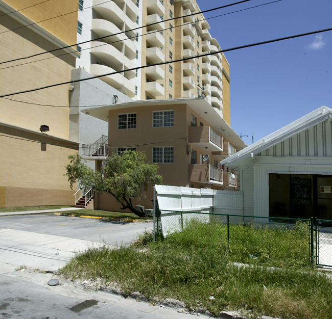 27 SW 11th St in Miami, FL - Building Photo - Building Photo