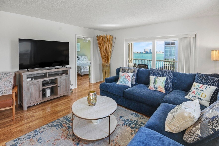 2936 Lake Shore Dr, Unit 310 in Riviera Beach, FL - Foto de edificio