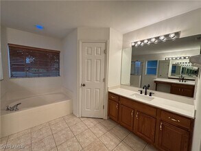 17611 Sterling Lake Dr in Ft. Myers, FL - Foto de edificio - Building Photo