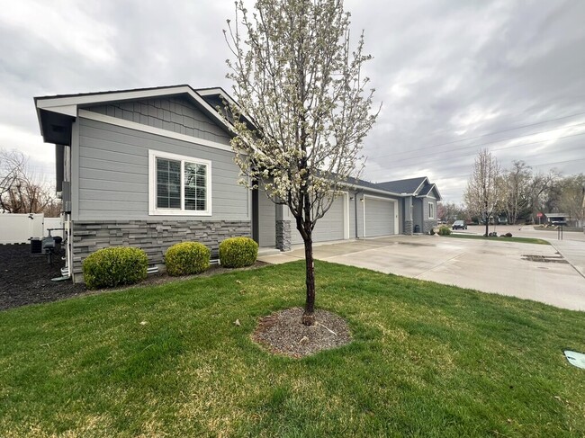 875 S Banner St in Nampa, ID - Building Photo - Building Photo