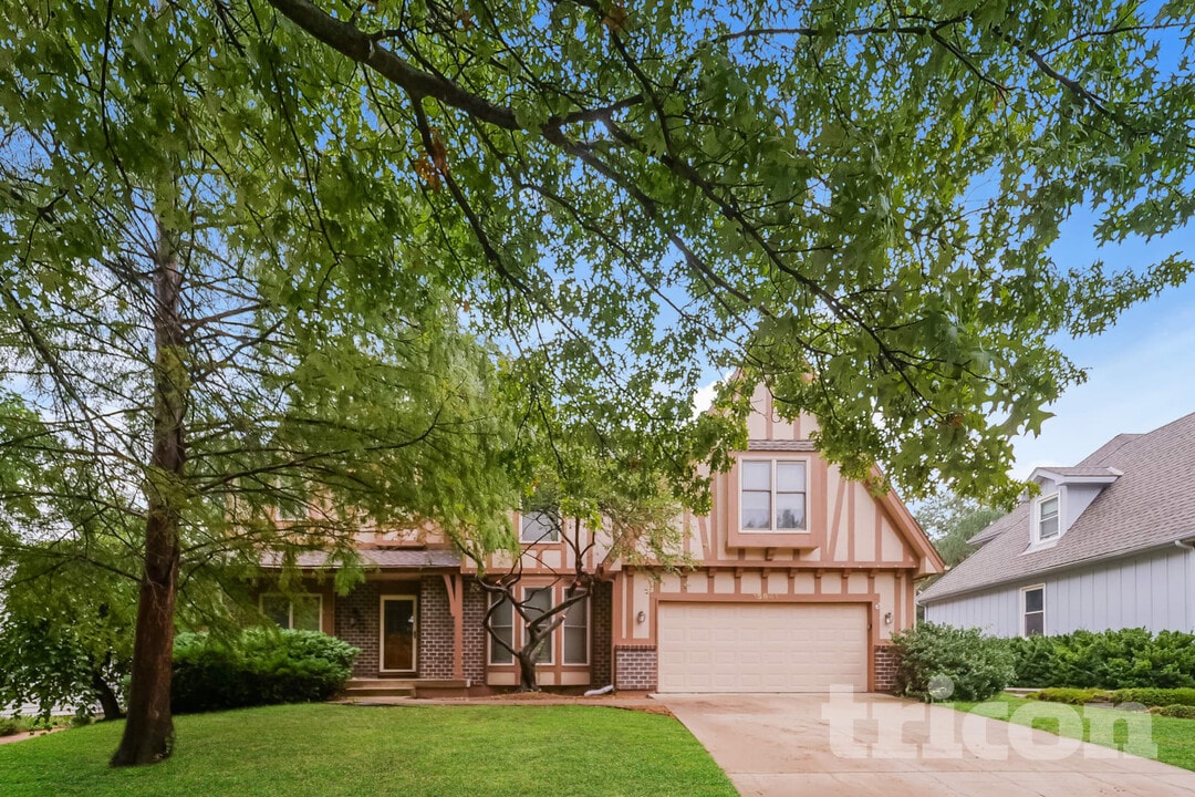 15841 W Beckett Ln in Olathe, KS - Foto de edificio